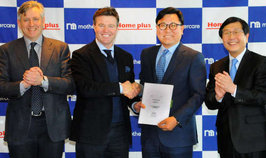 4일 서울 역삼동 홈플러스 본사에서 도성환 홈플러스 사장(오른쪽 세번째)과 마크 뉴튼 존스 마더케어 CEO(두번째)가 업무 협약을 맺은 후 악수를 하고 있다.홈플러스 제공